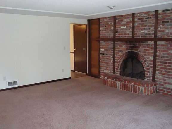 5th image of 3916 70th Ave NW