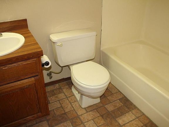 5th image of 1221 Parkwood Ct #1223