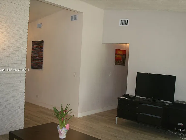 621 SW 64th Way — Photo 4