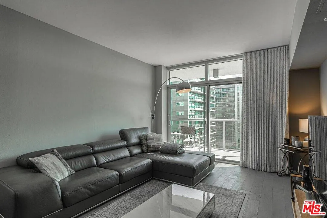 2 bed, 2.5 bath, 1434 sqft, $7,500 — Photo 3
