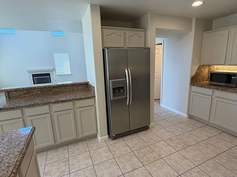 1810 Baylor Ln — Photo 9