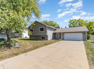 1981 Waterford Ln, Chaska, MN 55318