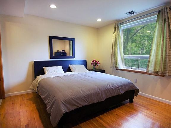 3rd image of 142 Sackett St APT 2