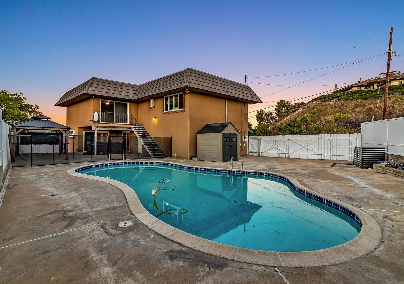 4 Bedrooms, 3 Bathroom, Two Story Home With Pool — Photo 2