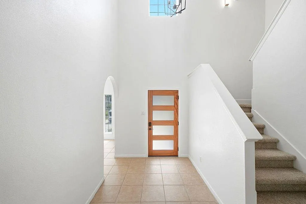 4 bed, 2.5 bath, 2492 sqft, $2,500 — Photo 2