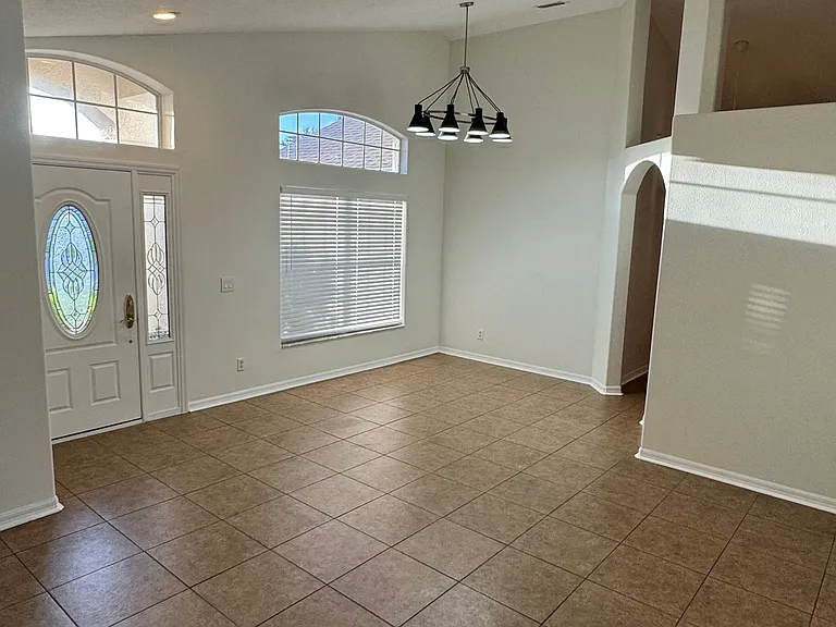 1823 Ashton Dr E — Photo 4