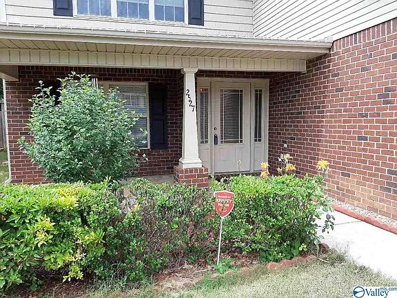 2nd image of 2527 Oak Place Dr SE
