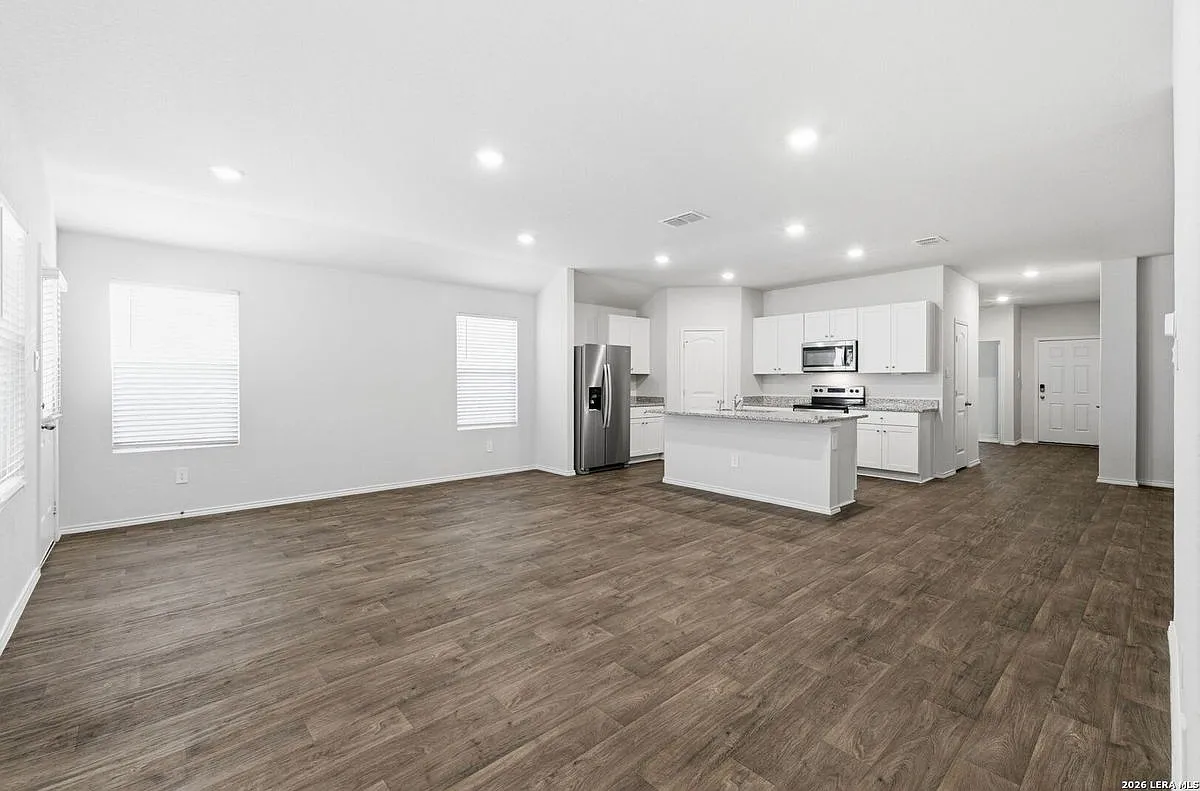4 bed, 3.0 bath, 2042 sqft, $1,900 — Photo 3