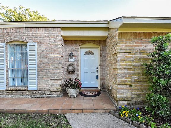 What a welcoming entry. Let's go inside and take a look around