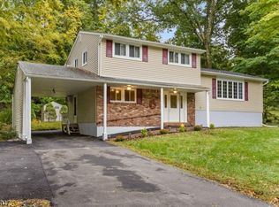 38 Old Coach Rd, Vernon, NJ 07462