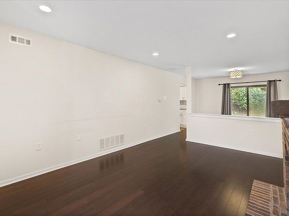 4th image of 32 Lafayette Ln