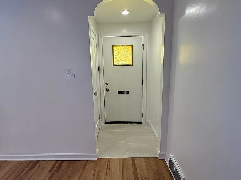 6805 Oakland St — Photo 2