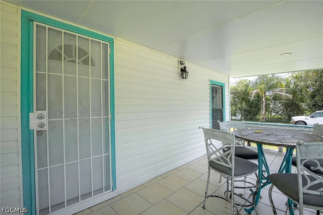 3 bed, 2.0 bath, 1404 sqft, $2,000 — Photo 4