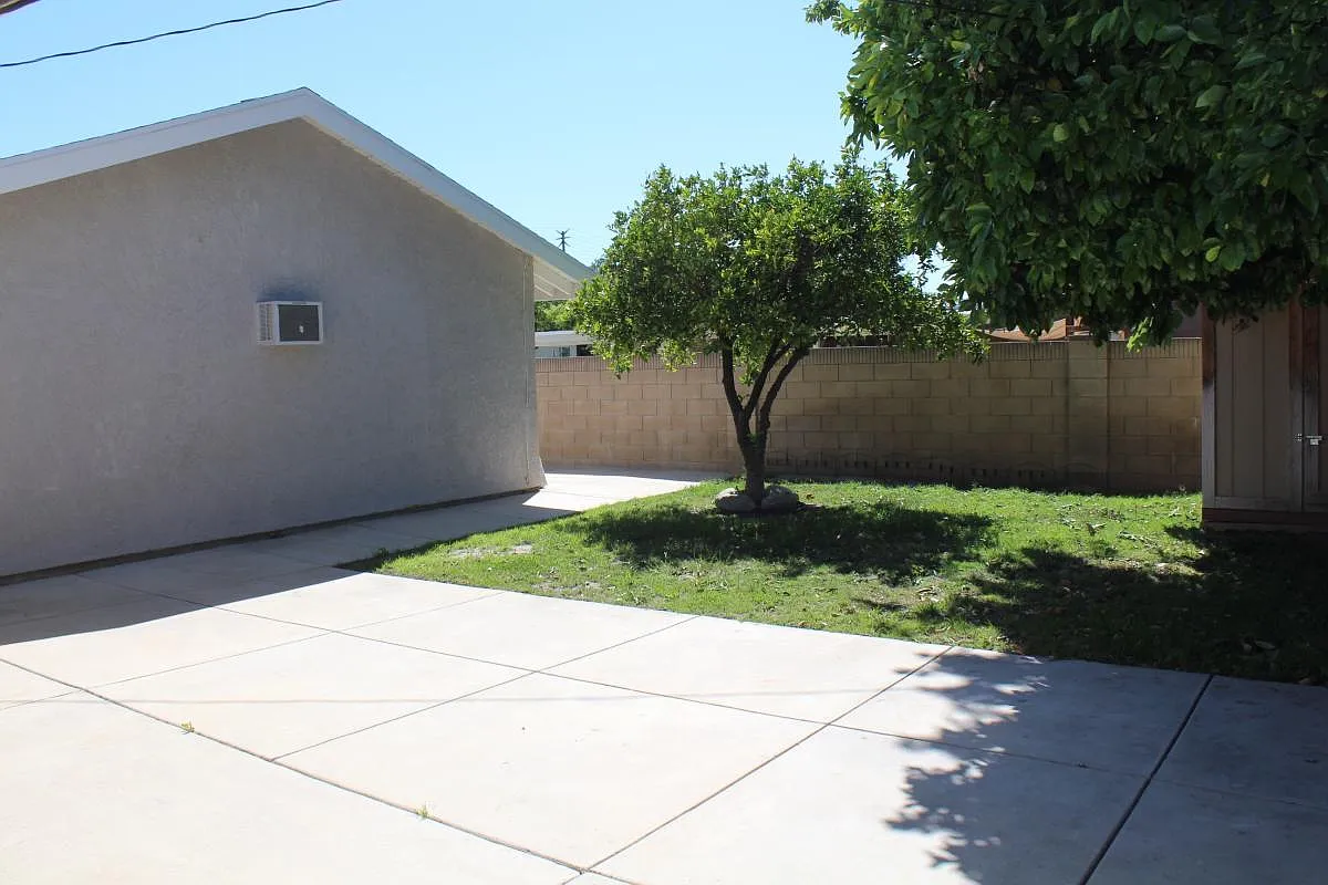 1451 Buster Street — Photo 2