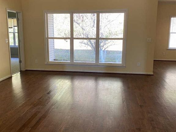 3rd image of 4466 Fairmont Dr