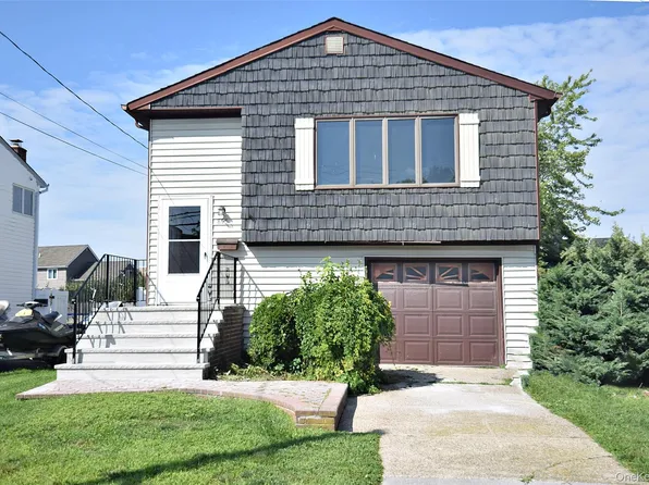 855 Surf St, Lindenhurst, NY 11757