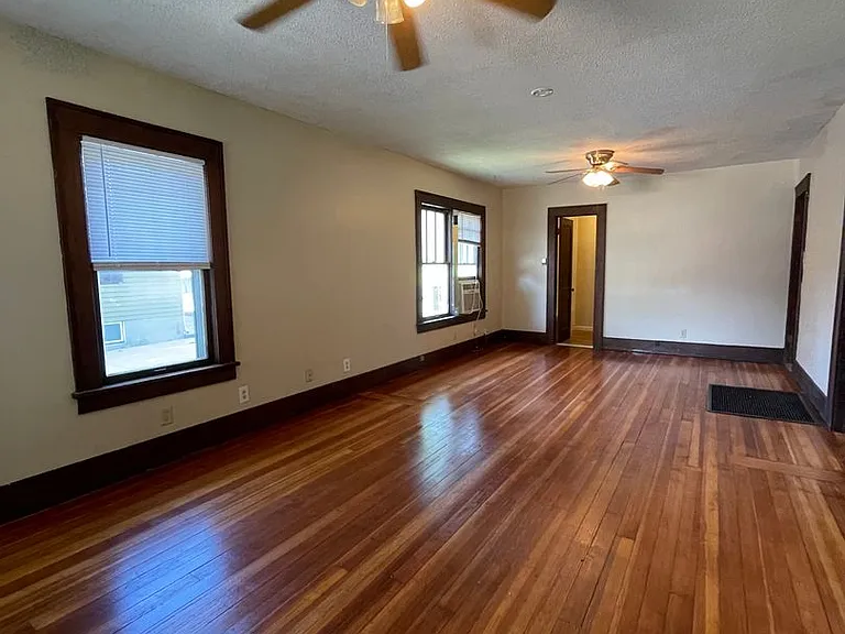 1413 Center St — Photo 2