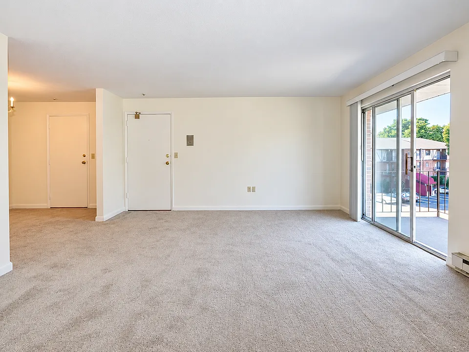 75 Elmwood Park #23