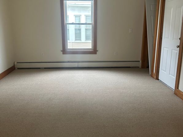 396 High St APT 1, Clinton, MA 01510