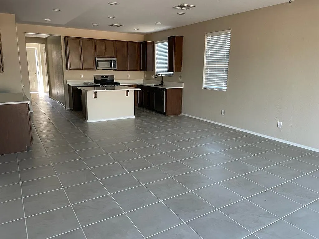 4 bed, 1720 sqft, $1,999 — Photo 2
