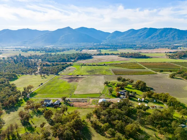 556 McDonough Rd, Gold Hill, OR 97525