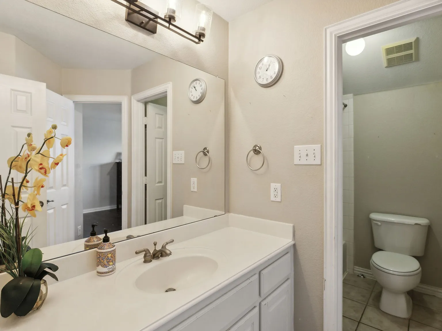 5 bed, 3940 sqft, $5,300 — Photo 4