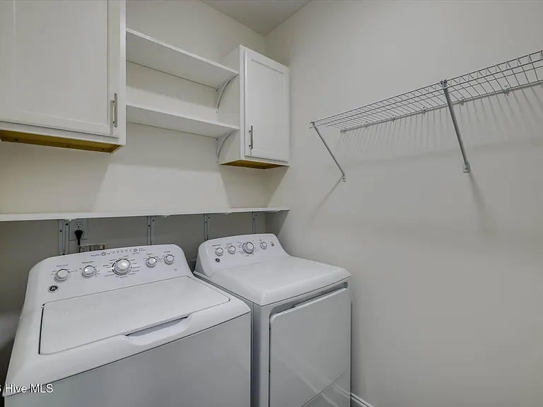 711 Courtland Ln — Photo 22