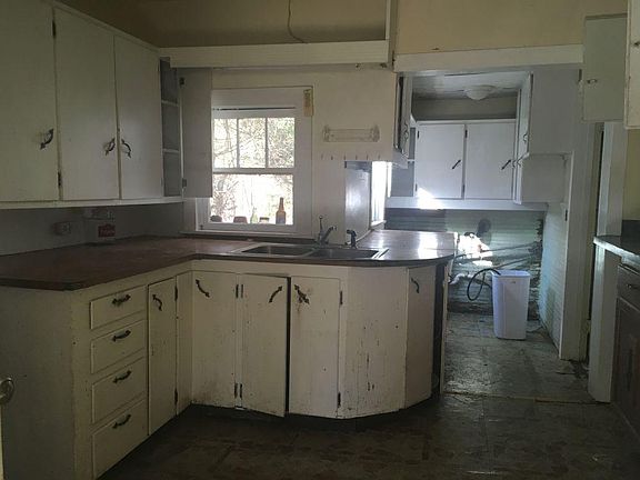 2nd image of 190 Lilac Ln