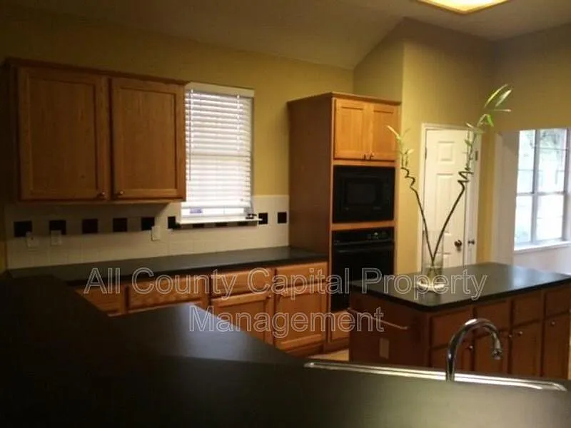 3 bed, 2.0 bath, 2300 sqft, $2,190 — Photo 4