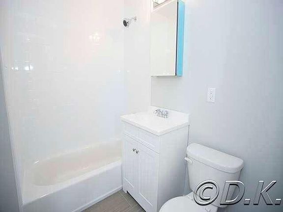 4th image of 215 E Broadway #4D