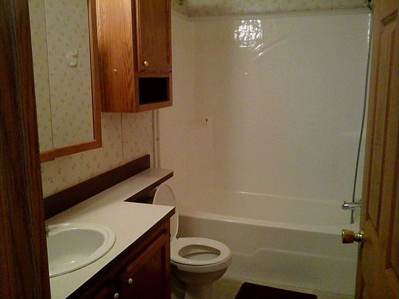 2nd bathroom/tub/shower