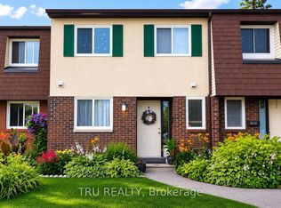 302 Craig Henry Dr #B, Ottawa, ON K2G 4H5