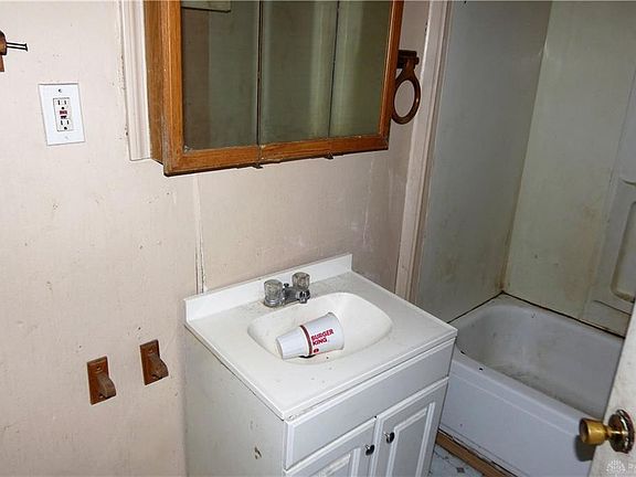 4th image of 907 E 2nd St