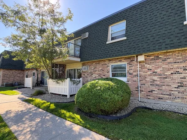 8431 W 99th Ter APT 206, Palos Hills, IL 60465