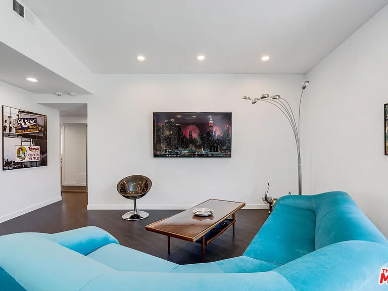 22705 Crespi St — Photo 8