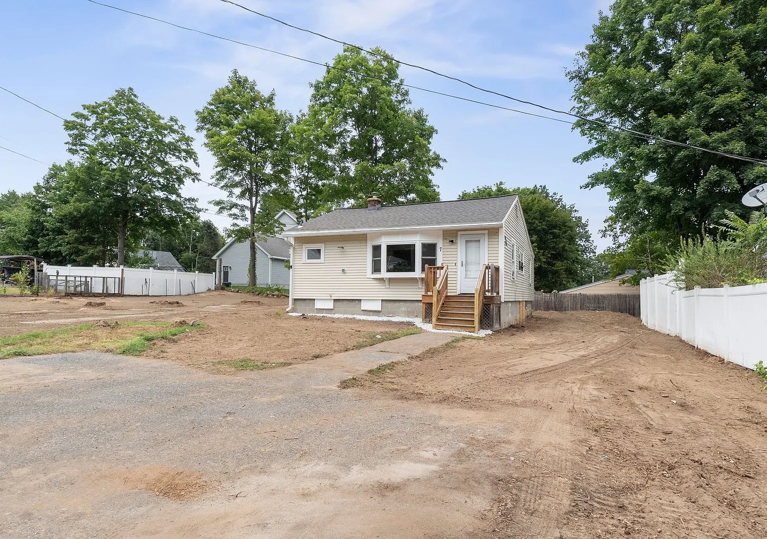 Newly Remodeled 3 Bedroom 1 Bathroom in Salem NH! — Photo 2