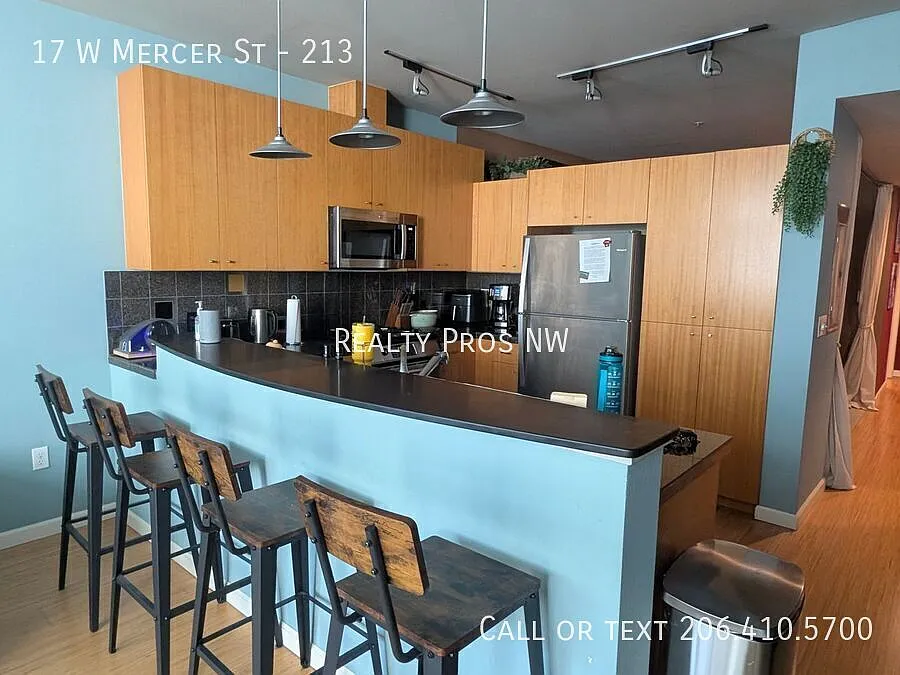 Live in the heart of Lower Queen Anne — Photo 3