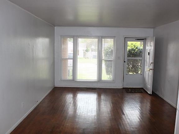 2nd image of 1500 Carlisle Ct