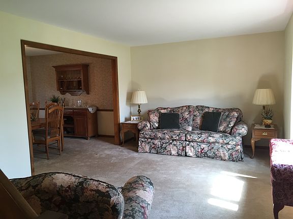 Living Room/ Bay window