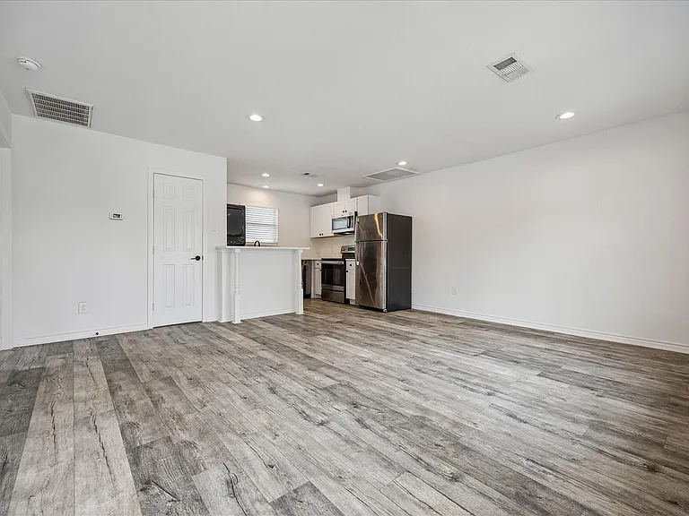 2610 Cochran St — Photo 8