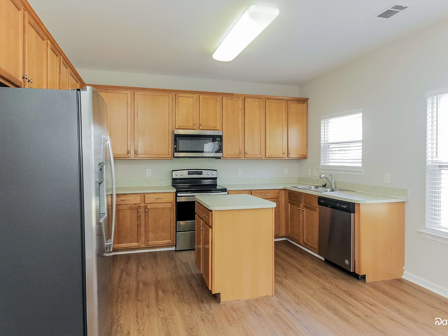 4 bed, 2.5 bath, 2364 sqft, $2,220 — Photo 3