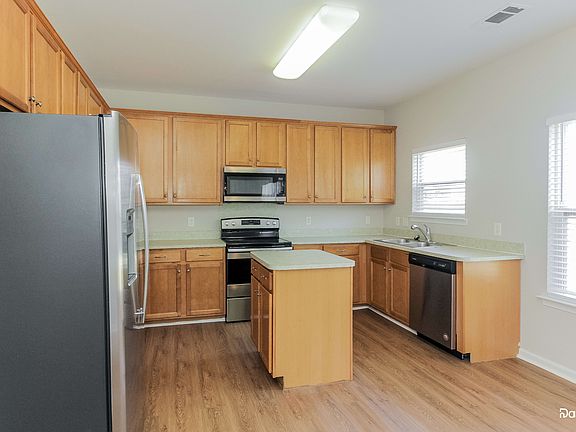 3rd image of 704 Perth Dr