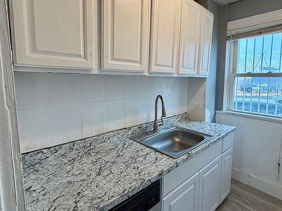 Kitchen with dishwaser