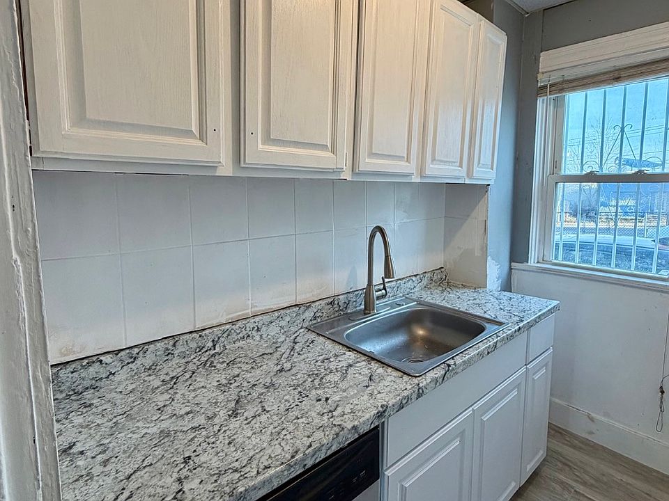 Kitchen with dishwaser