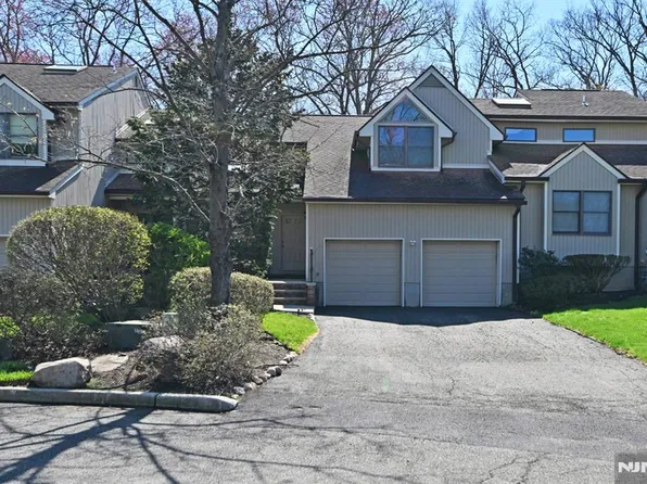 47 Bentley Dr, Franklin Lakes, NJ 07417