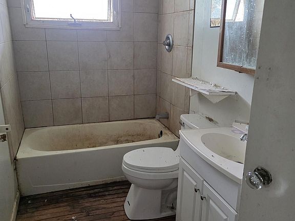 5th image of 2420 Crestview Ct