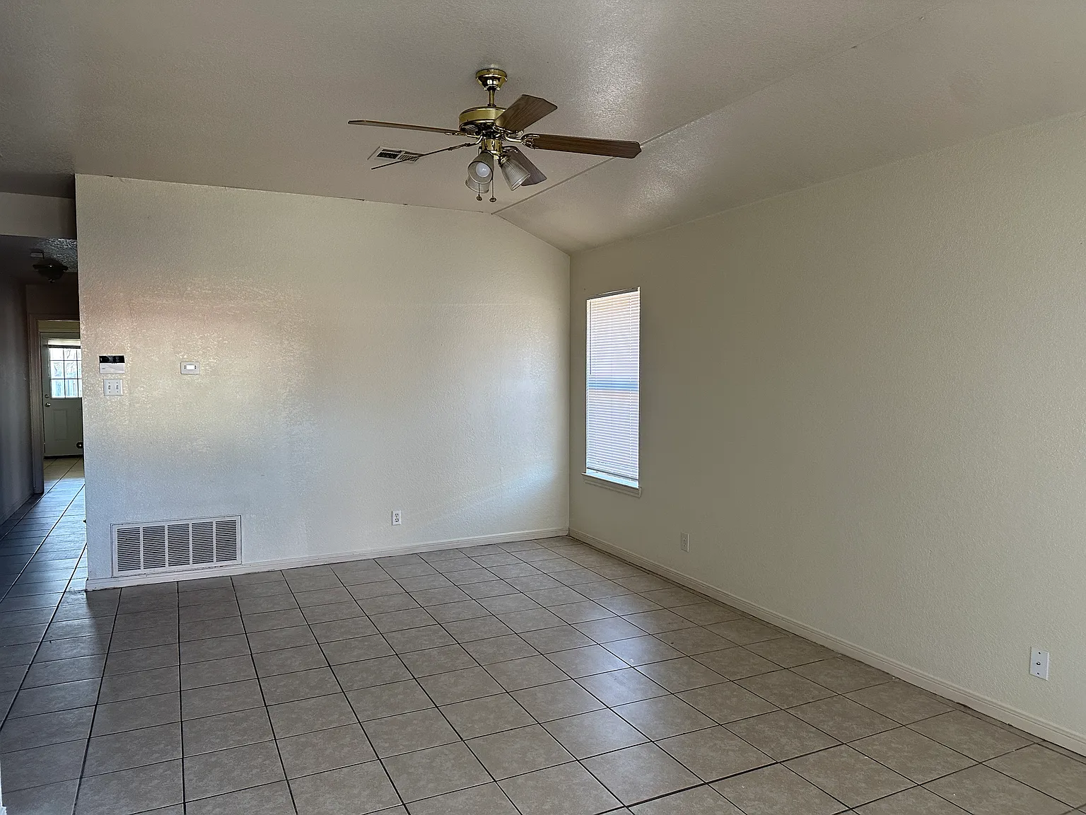 3 bed, 2.0 bath, 1186 sqft, $1,252 — Photo 2