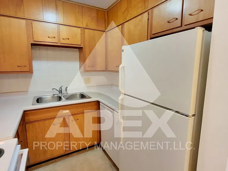 Elmwood Apartments — Photo 9