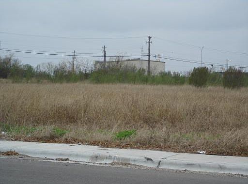 2nd image of 1713 Cliff Maus Dr