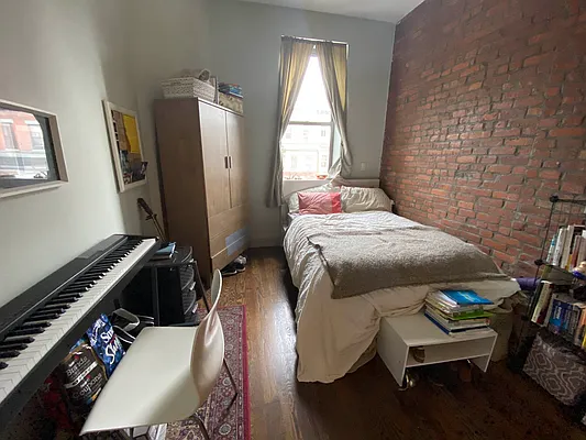 Rented by Premier Metro Realty Corp | media 14